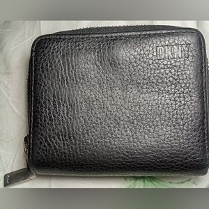 🖤DKNY BLACK ZIPPER AND SNAP WALLET🖤